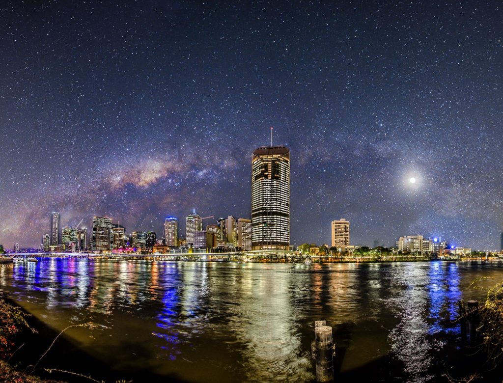 空とビルの夜景