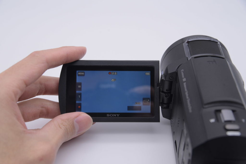 FDR-AX45の液晶画面を左手で持っている