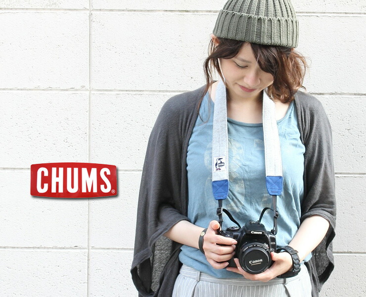 CHUMSカメラストラップを付けている女性